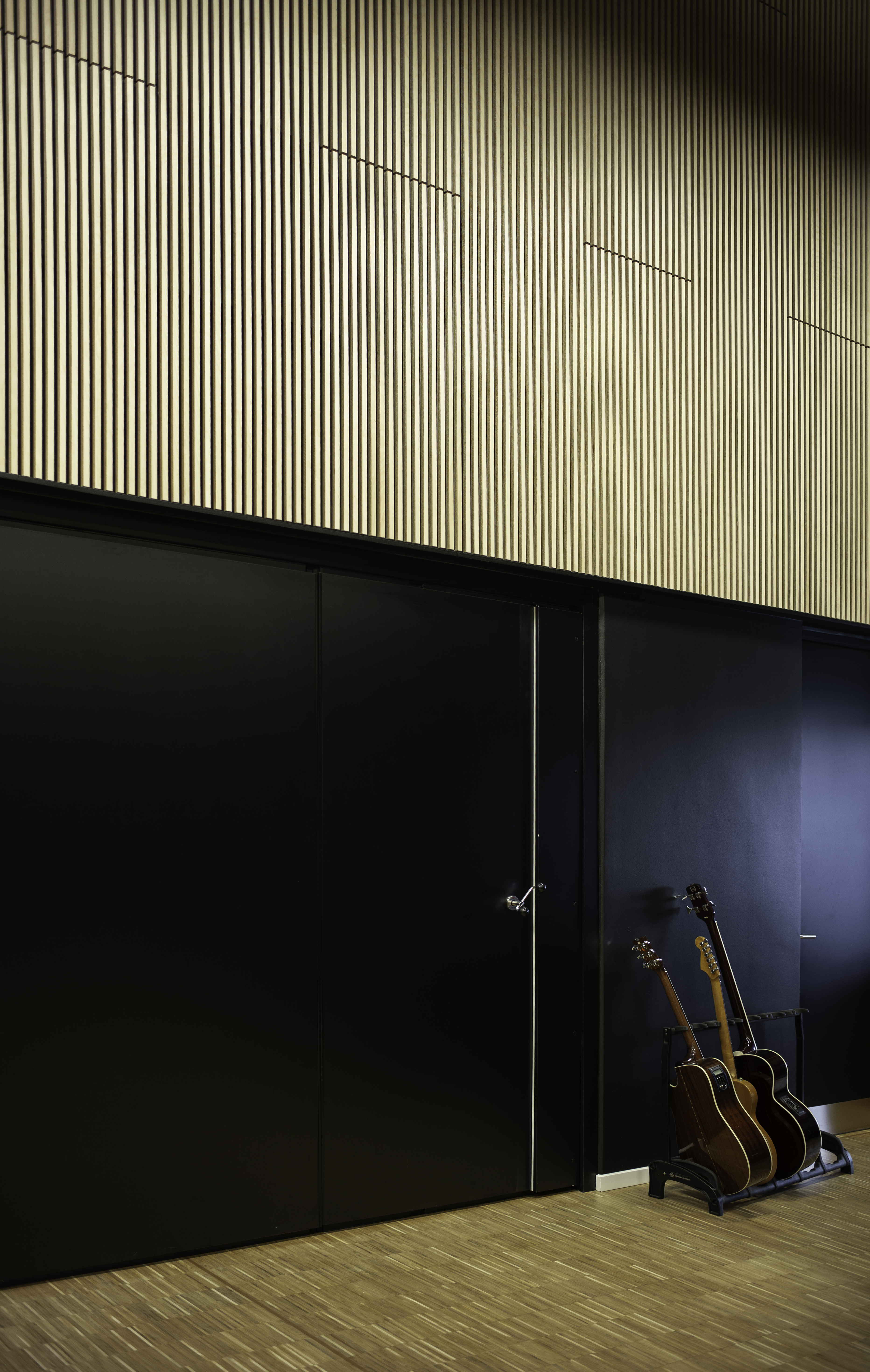 KulturRummet Thisted Musikskole - Musikrum med sorte vægge og træpaneler