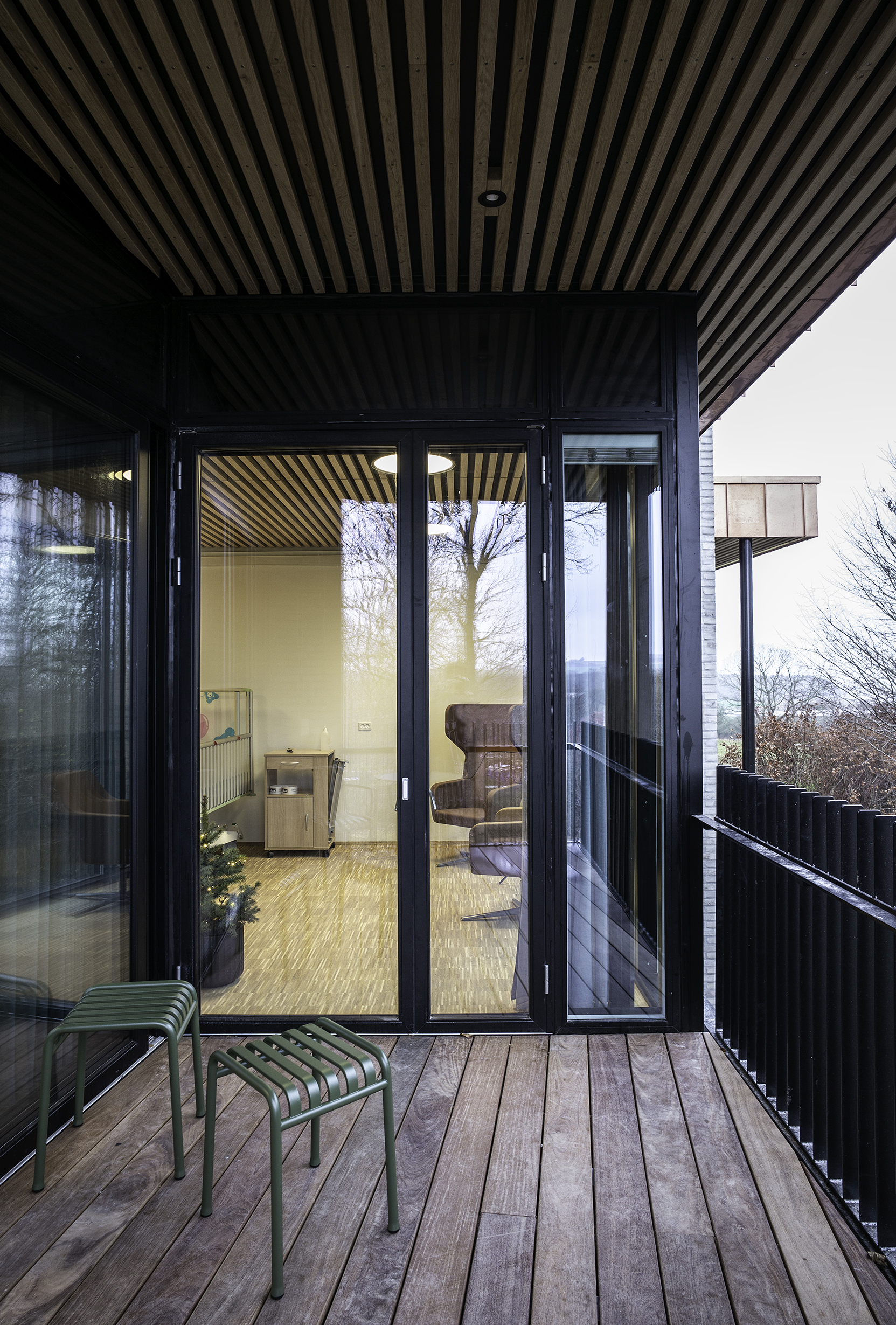 Balkon med trælameller i loft