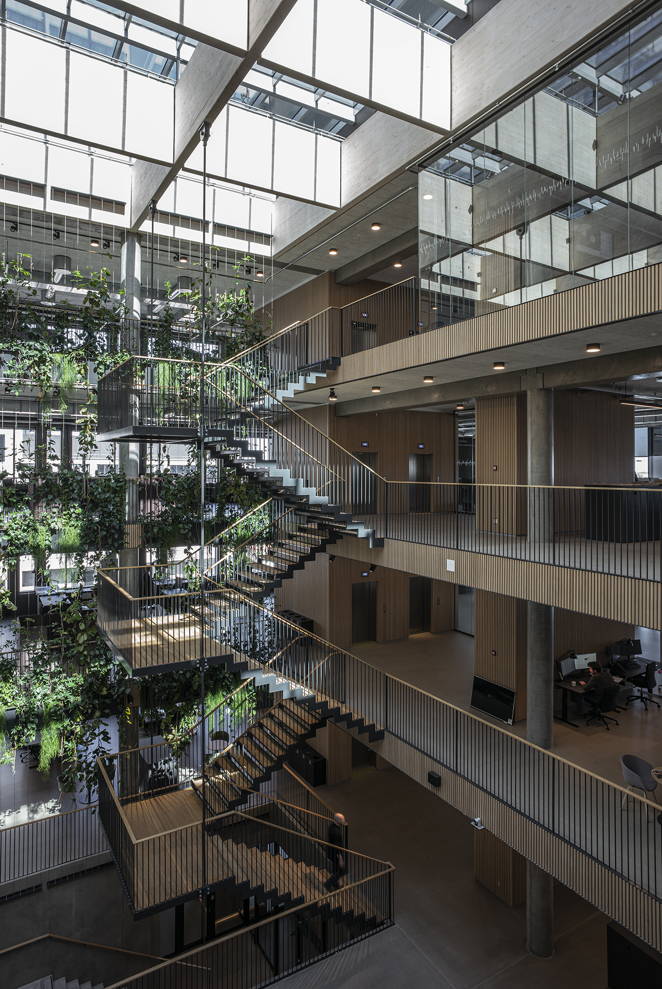 Atrium på fire etager med stripe panel og grønne hængende planter