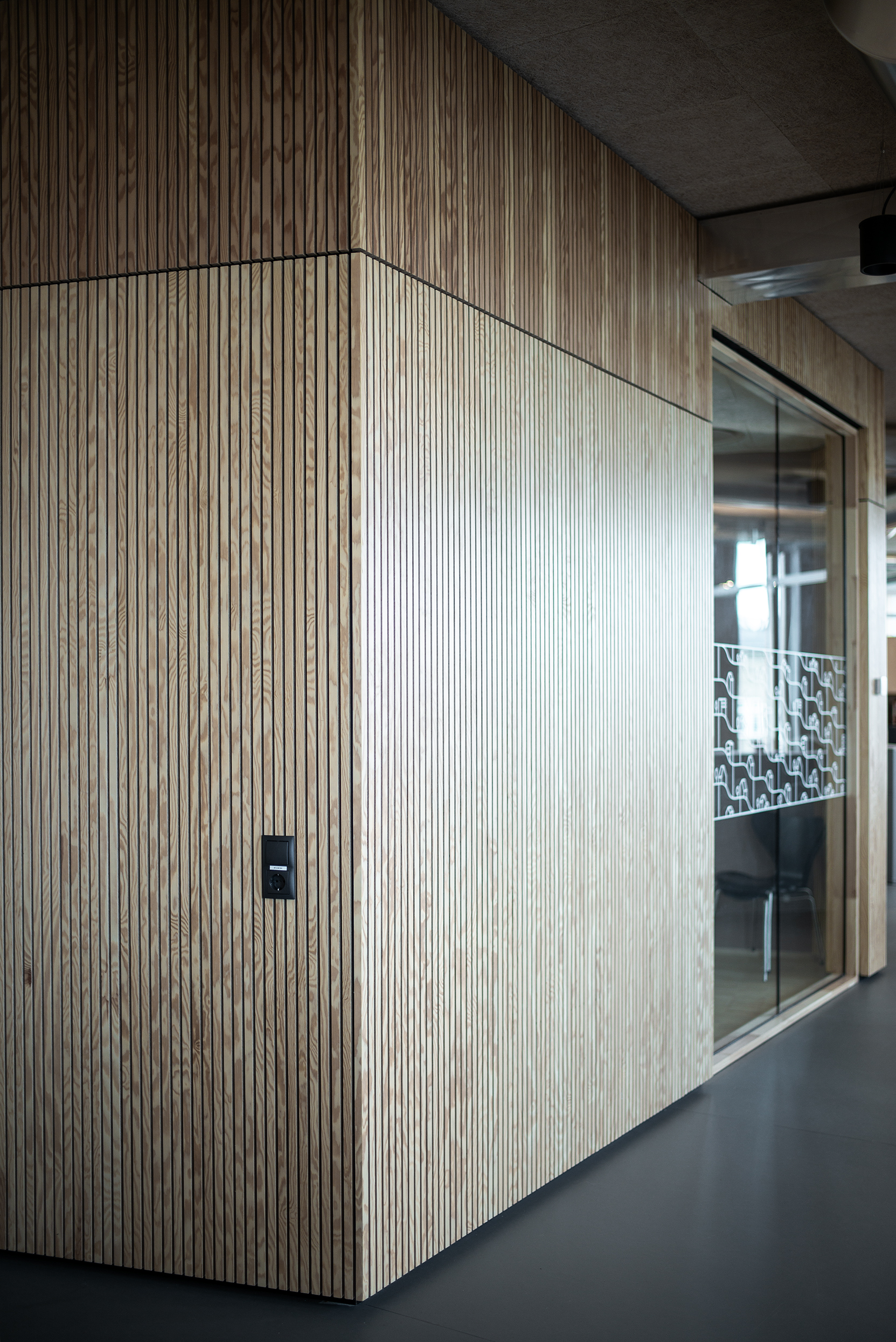 Mødelokaler med træpaneler og transparente vægge