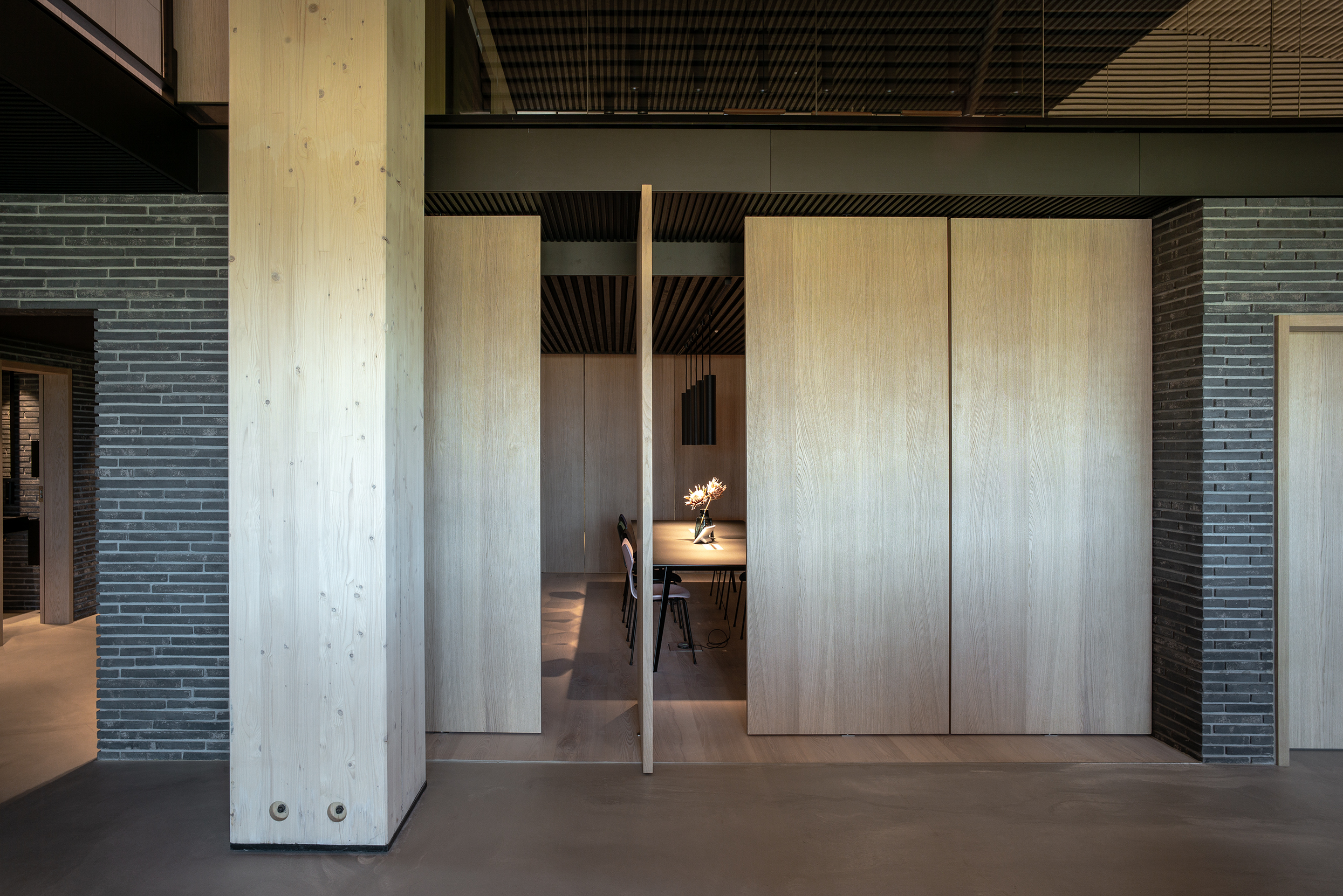 Stort mødelokale med lukbare træpaneler og sort træbeklædt loft