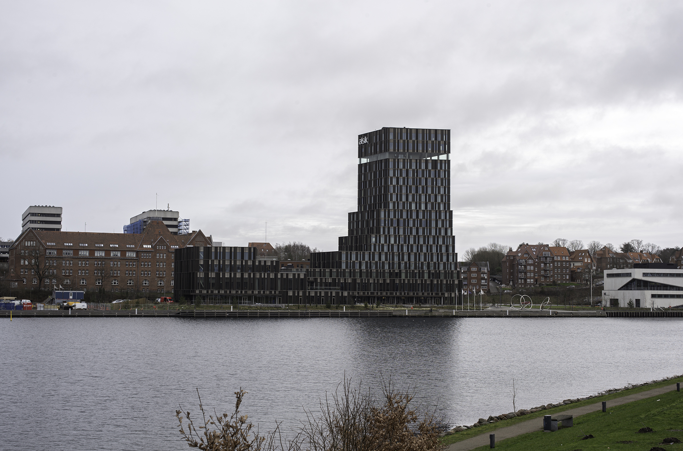 Hotel Alsik - Højhus med vand foran