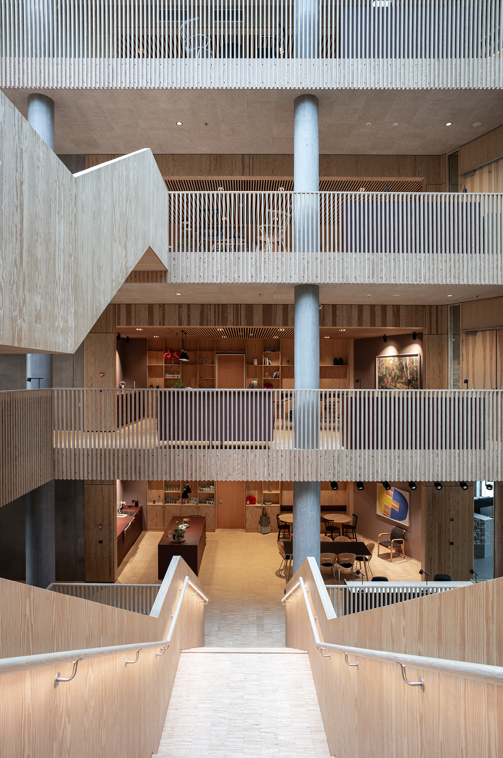 Lys trætrappe i atrium  