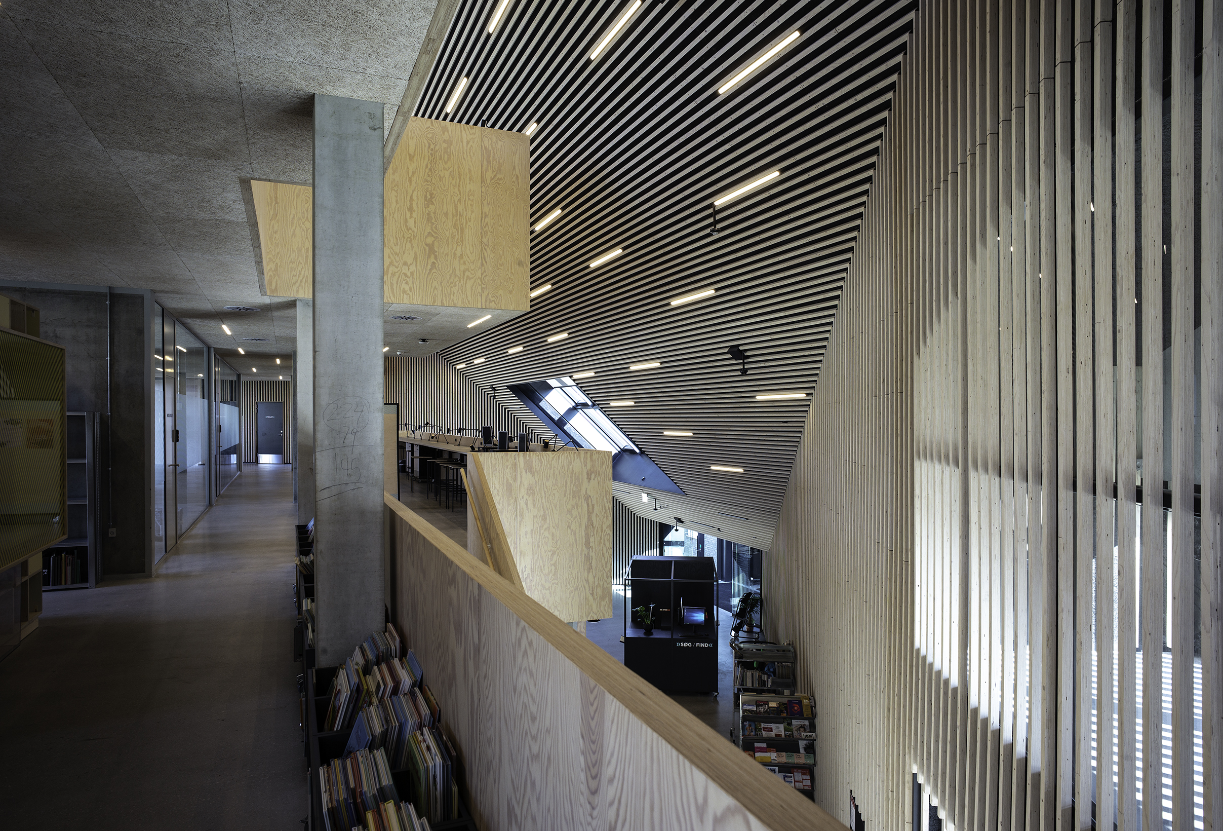 Bibliotek med stripe paneler i loft
