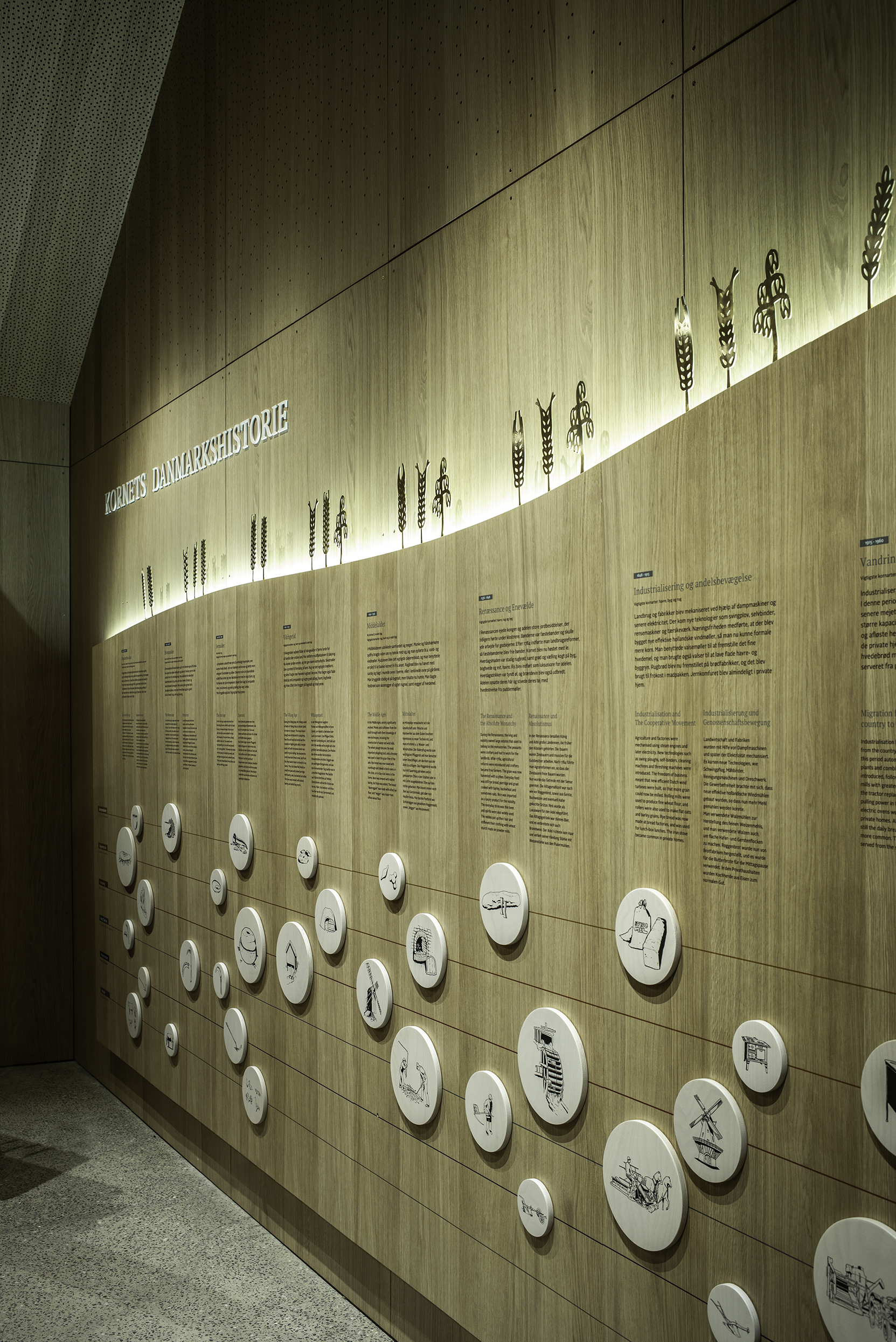 Kornets Hus - Træpanel på informationsvæg med billeder og tekst om kornets historie