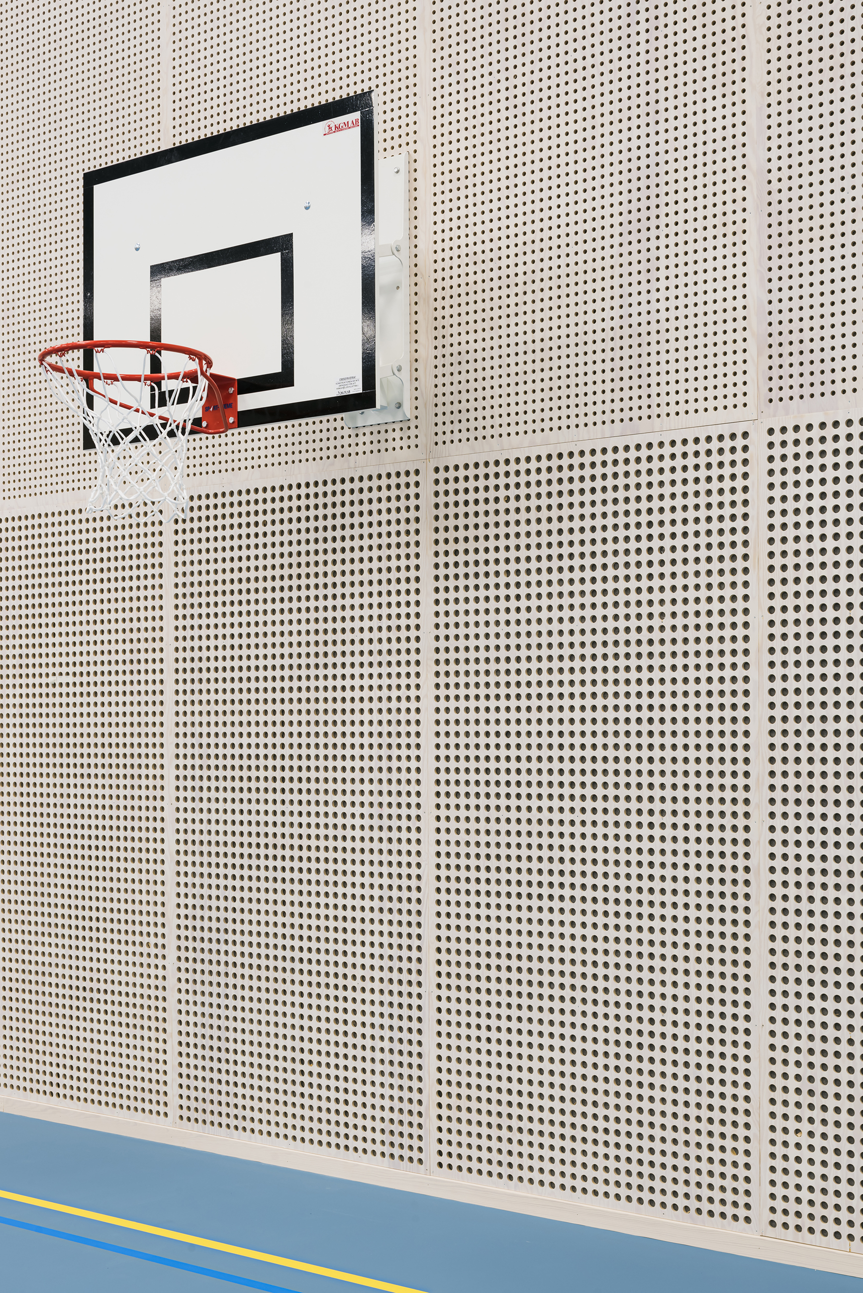 Perforerede træpaneler på væg og basketballkurv