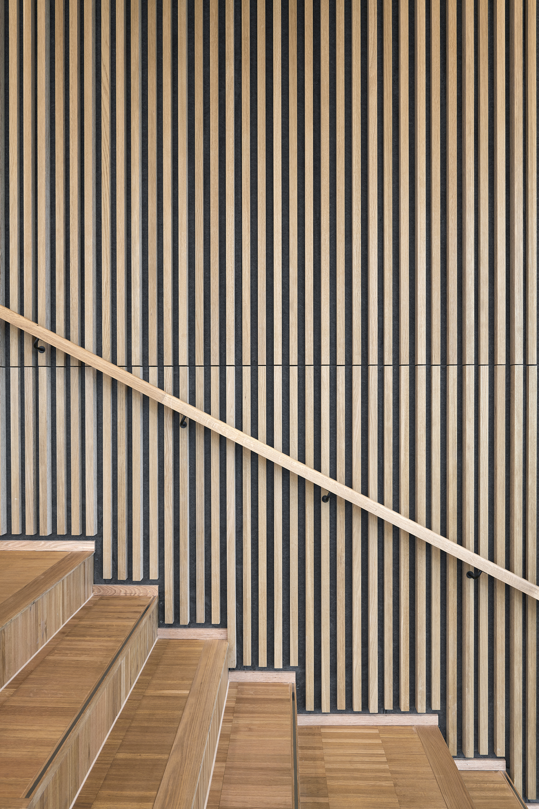Trætrappe med stripe panel