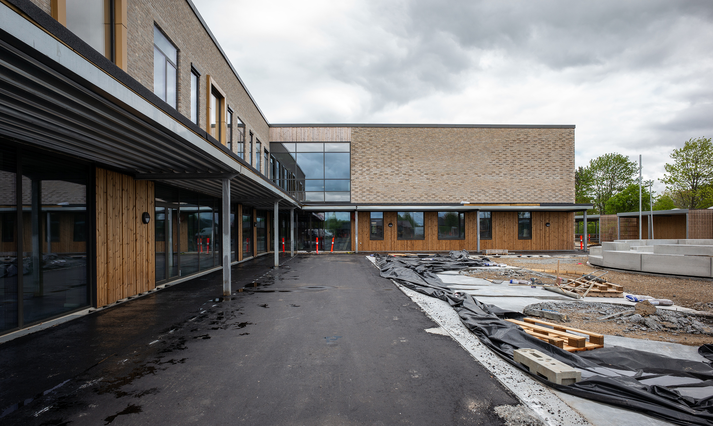 Skolens facade og fremtidige legeplads