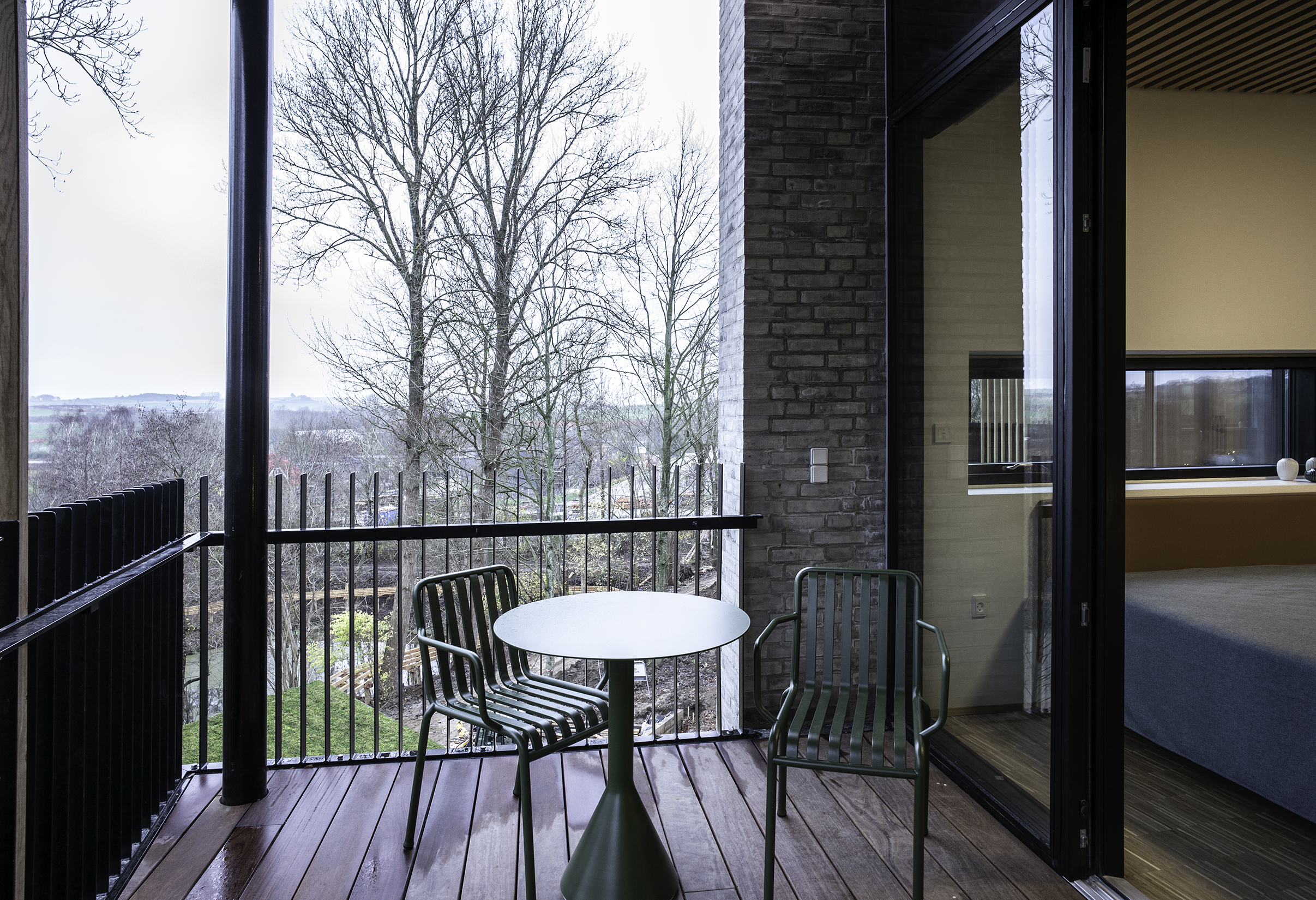 Balkon med trælameller i loft