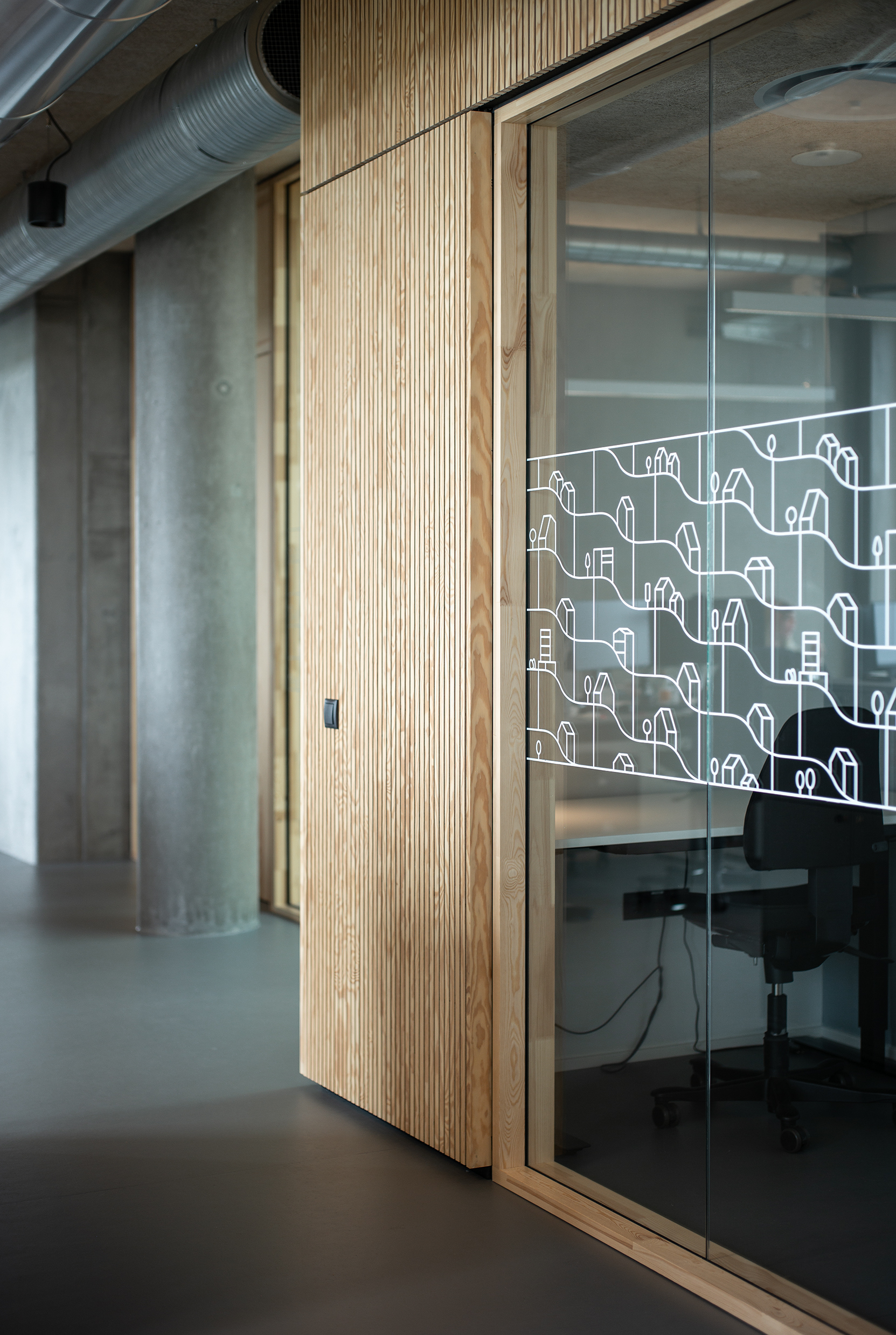 Mødelokaler med træpaneler og transparente vægge