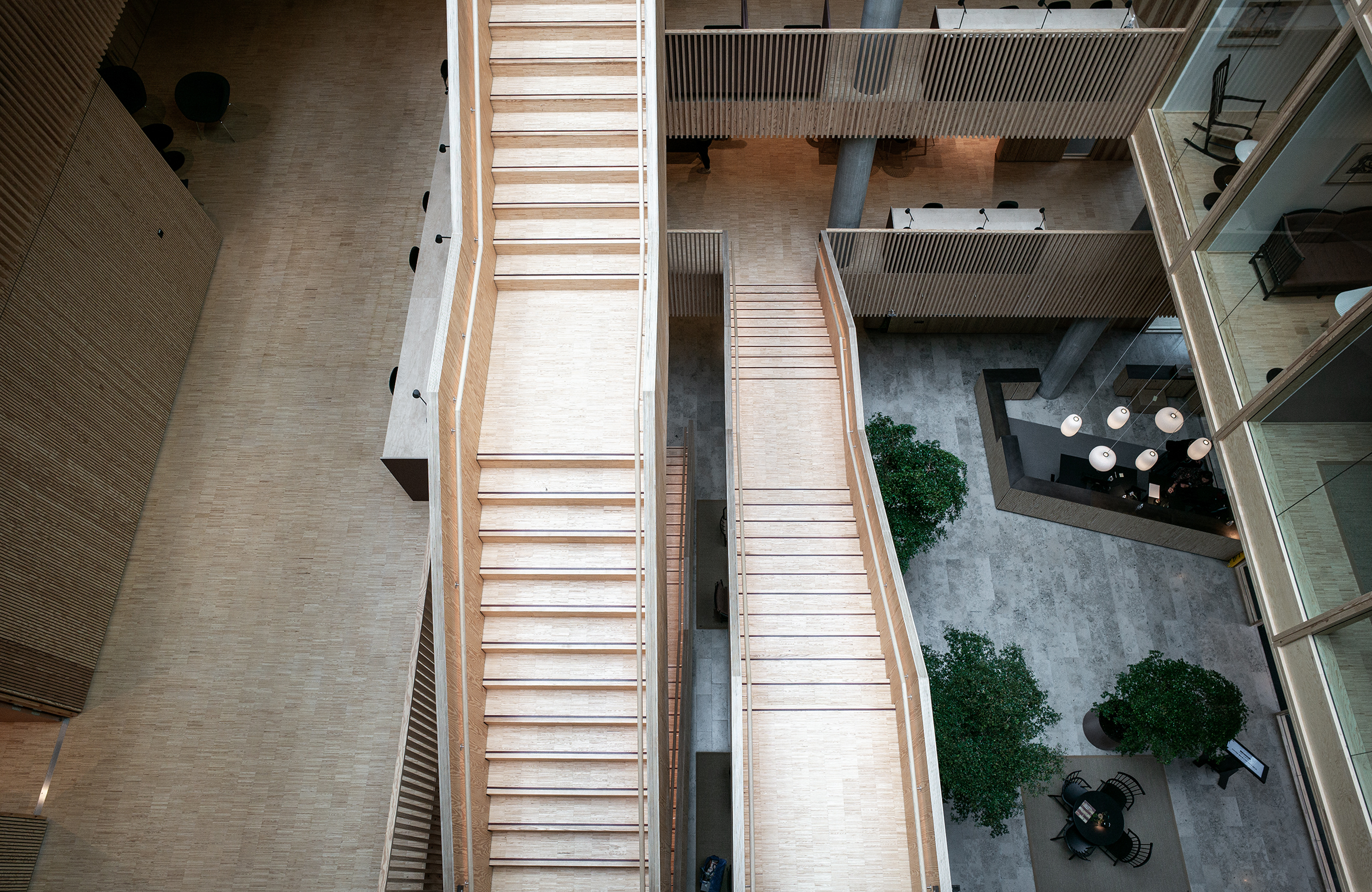 Lys trætrappe i atrium